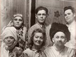 ссыльные на общем фото в костюмах перед спектаклем