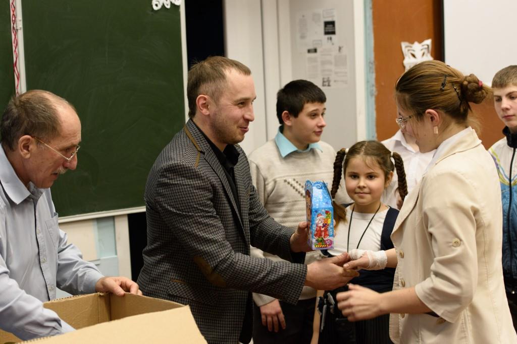 Депутат Бочаров вручает новогодние подарки