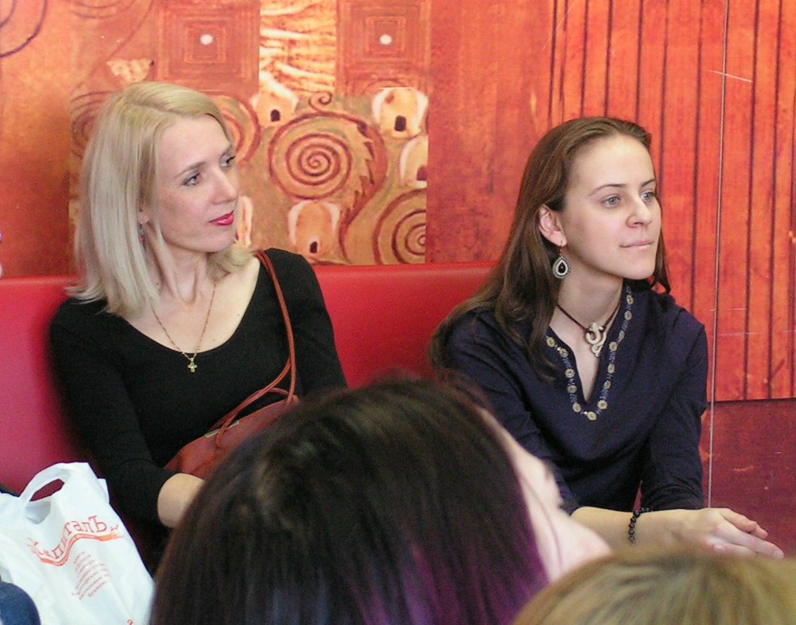 Почётный гость Елена Берсенёва (слева) и Екатерина Матина (варган)
