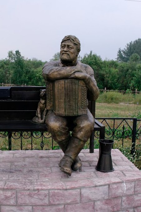 Памятник поэту и музыканту Геннадию Заволокину