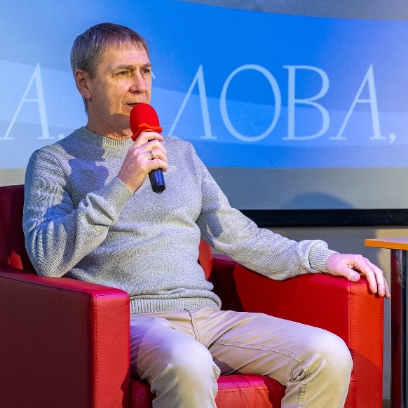 «Что читаете, принц?»: творческая встреча с поэтом и драматургом Дмитрием Рябовым