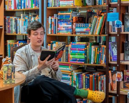 Поэт, музыкант, руководитель литературного клуба «ВСЛУХ» Иван Гриднев стал гостем «ЦОКОЛЯ»